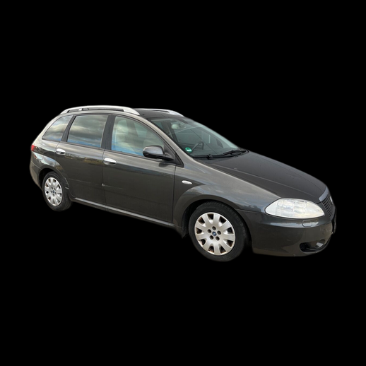 Voiture break familiale 3D gratuit gris realiste